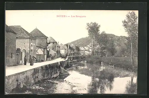 AK Noyers, Les Remparts, Häuser am Ufer gelegen