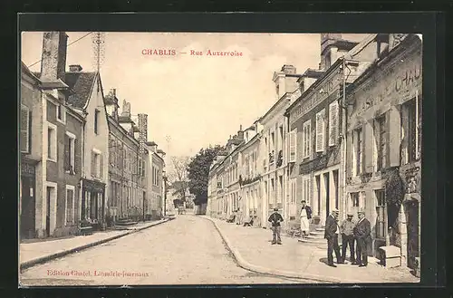 AK Chablis, Rue Auxerroise, Passanten vor ihren Wohnhäusern