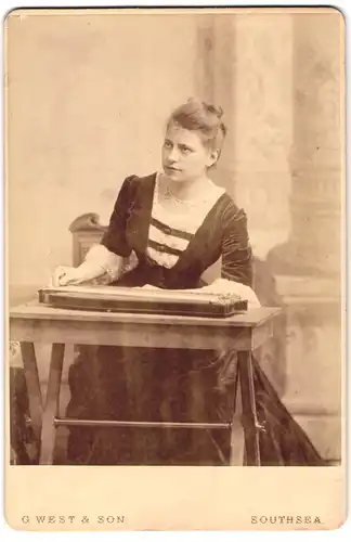 Fotografie G. West & Son, Southsea, Palmerston Road, Portrait hübsche junge Frau im Korsettkleid spielt Zither