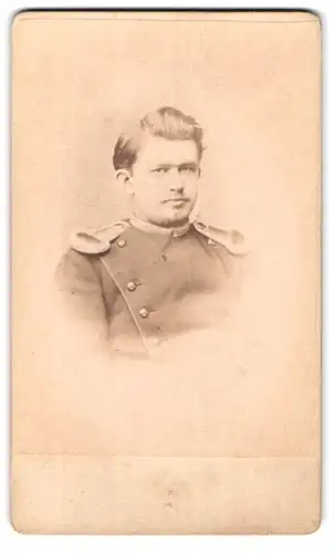 Fotografie Otto Patzig, Würzburg, Mainquai, Portrait bayrischer Soldat in Chevaliers Uniform mit Epauletten