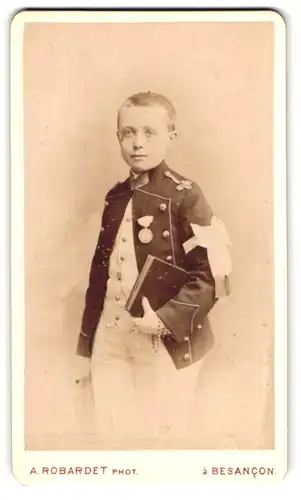 Fotografie A. Robardet, Besancon, Rue de L`Arsenal, Portrait Knabe in Uniform mit Orden und Ärmelschleife
