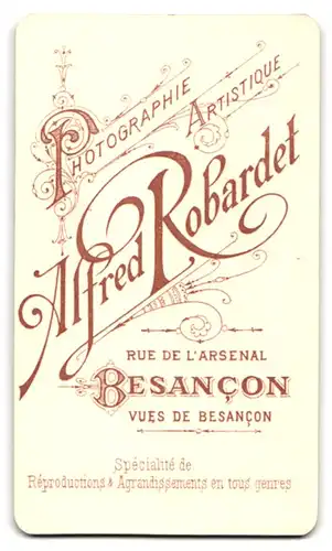 Fotografie A. Robardet, Besancon, Rue de L`Arsenal, Portrait Knabe in Uniform mit Orden und Ärmelschleife