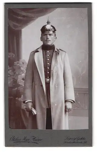 Fotografie Max Heine, Leipzig-Gohlis, Lindenthalerstr. 28, Portrait sächsischer Soldat in Uniform mit Pickelhaube