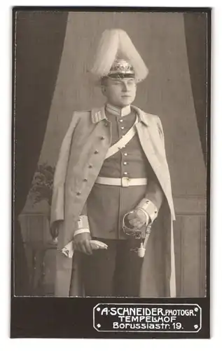 Fotografie A. Schneider, Tempelhof, Borussiastr. 19, Portrait preussischer Soldat in Garde Uniform mit Pickelhaube