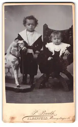 Fotografie P. Barth, Elberfeld, Herzogstr. 11, Portrait kleine Kinder mit Schauklepferd und Locken