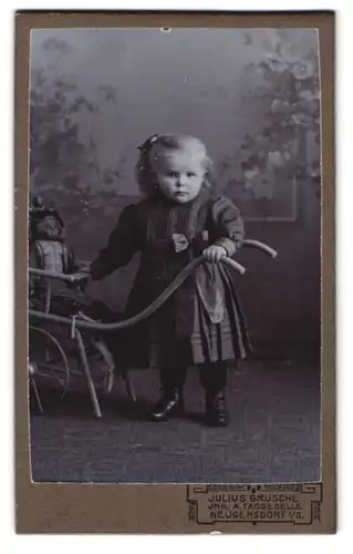Fotografie Julius Grusche, Neugersdorf i. S., Portrait Mädchen mit Puppe und Puppenwagen im Studio