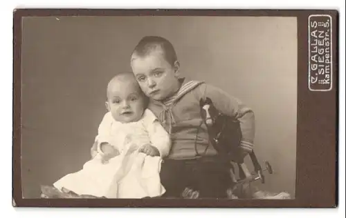 Fotografie C. Gallas, Siegen, Kempenstr. 5, Portrait Geschwister mit Spielzeugpferd, Matrosen Hemd