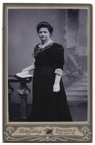 Fotografie Richard Jähning, Dresden, Marienstr. 12, Jugendstil Darstellung junge Frau mit Wappenschild