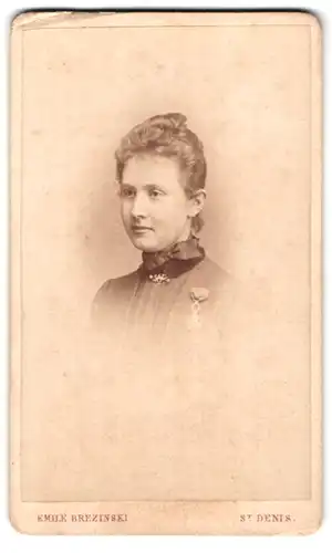 Fotografie Atelier Brezinski, St. Denis, Portrait Dame der Heilsarmee mit Orden