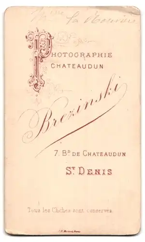 Fotografie Atelier Brezinski, St. Denis, Portrait Dame der Heilsarmee mit Orden