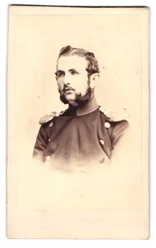 Fotografie Fotograf und Ort unbekannt, Portrait Leutnant von Seidlitz-Hutbach in Uniform mit Epauletten