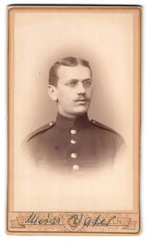 Fotografie Otto Johnsen, Döbeln, Breite Str. 331, Portrait Soldat in Uniform mit Brille