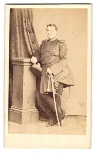 Fotografie C. Schwartz & Comp., Berlin, Friedrichstr Ecke Mohrenstr., Offizier in Uniform mit Epauletten & Säbel