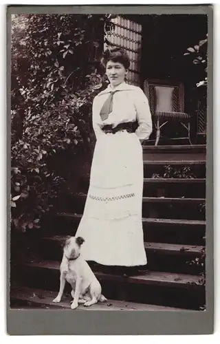 Fotografie Fotograf und Ort unbekannt, Dame im weissen kleid mit Hund - Terrier