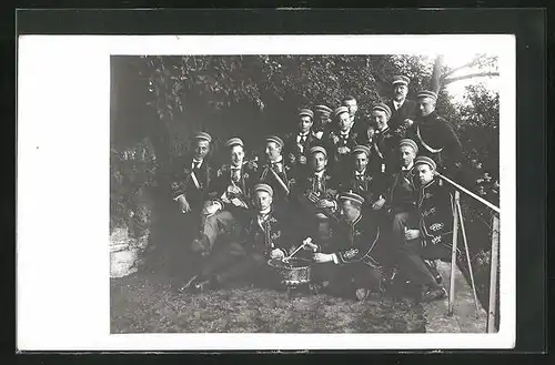 Foto-AK Studentische Szene, Gruppenfoto in vollem Wichs mit Umtrunk