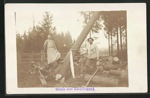 Foto-AK Kicklingen, Zwei Männer fällen einen Baum 1910