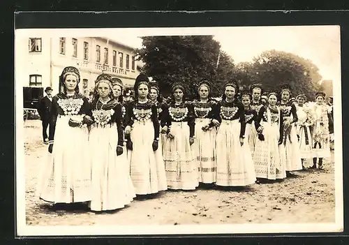 Foto-AK Nieblum, Trachten-Parade vor Witt`s Gasthof 1932