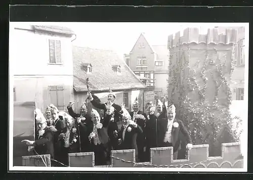 Foto-AK Geisenheim a. Rh., Faschingsumzug