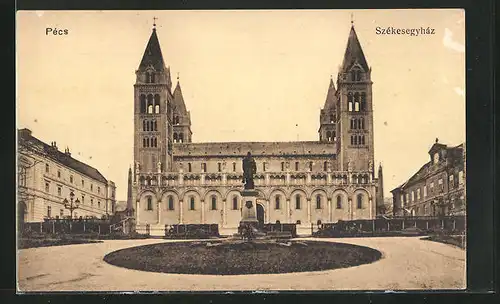 AK Pecs, Szekesegyhaz, auf dem Platz am Denkmal