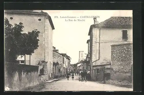 AK Castillonnès, La Rue du Marché
