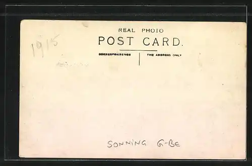 AK Sonning, Feldpartie mit Gebäudeansicht