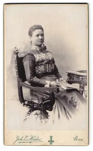 Fotografie Joh. E. Hahn, Wien, Mariahilferstrasse 105, Frau in eleganter Sonntagskleidung mit Buch