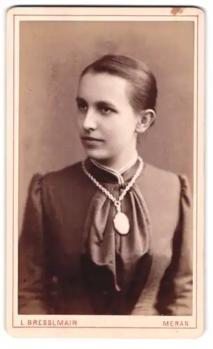 Fotografie L. Bresslmair, Meran, Dame im Kleid mit Halskette