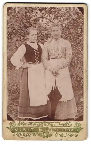 Fotografie unbekannter Fotograf und Ort, Geschwister in Sonntagskleidung