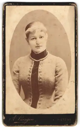 Fotografie Alfons Langen, Hietzing, Hauptstrasse Nr. 10, Dame im Kleid mit Perlenkette