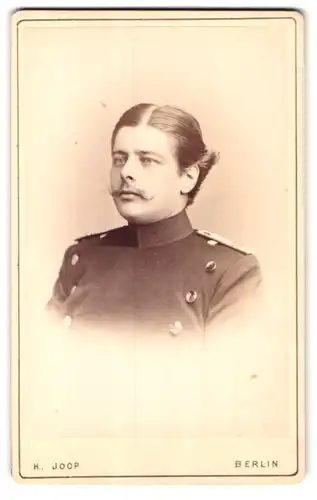 Fotografie H. Joop, Berlin, Bellevue Str. 21, Portrait Soldat in Uniform mit Schulterklappen, Kaiser Wilhelm Bart