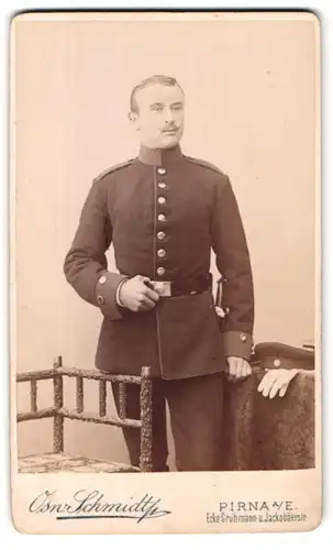 Fotografie Osw. Schmidt, Pirna a. E., Ecke Grohmann u. Jackobäerstr., Portrait Soldat in Uniform, Bajonett und Krätzchen