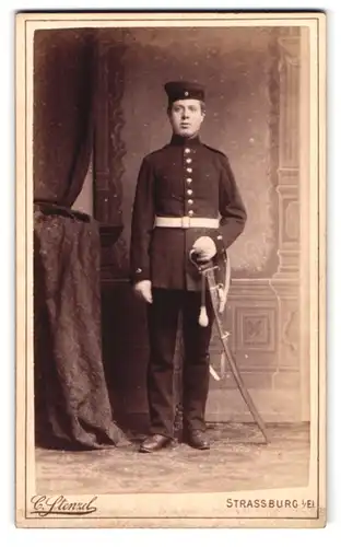 Fotografie C. Stenzel, Strassburg i. E., Rabenplatz 5, Portrait junger Soldat in Uniform mit Säbel und Krätzchen