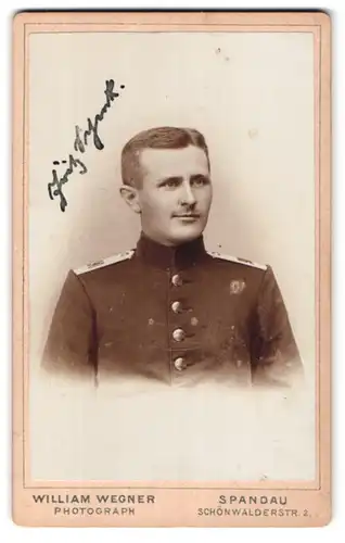 Fotografie William Wegner, Spandau, Schönwalderstr. 2, Portrait Soldat Fritz in Uniform Rgt. 90