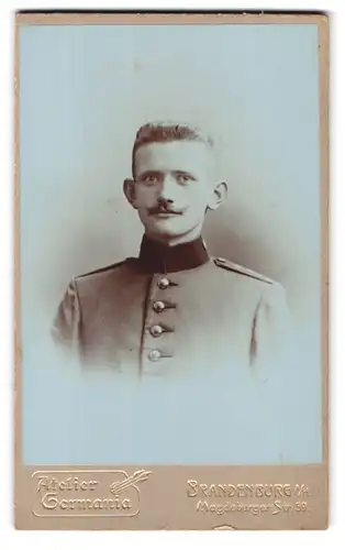 Fotografie Atelier Germania, Brandenburg a. H., Magdeburger Str. 39, Portrait junger Soldat in Uniform mit Segelohren