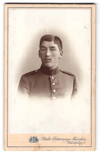 Fotografie Atelier Ostermayr, München, Karlsplatz 6, Portrait junger Soldat in Uniform mit Schulterklappen