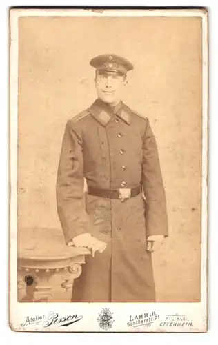 Fotografie Atelier Person, Lahr i. B., Schillerstr. 21, Portrait Einjährig-Freiwilliger in Uniform Mantel Rgt. 169