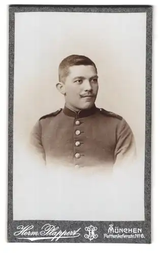 Fotografie Herm. Plappert, München, Pettenkoferstr. 6, Portrait Soldat in Uniform mit Kurzhaarschnitt