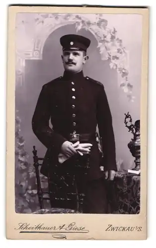 Fotografie Scheithauer u. Giese, Zwickau i. S., Äussere Plauensche Str. 24, Portrait Soldat in Unifrom Rgt. 133