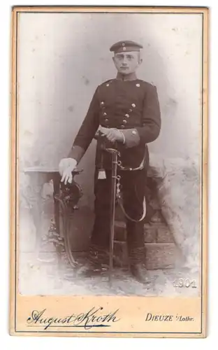 Fotografie August Kroth, Dieuze i. Lothr., Portrait junger Soldat in Chevauleger Uniform mit Krätzchen und Säbel