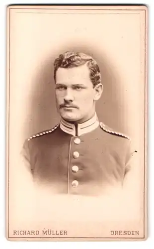 Fotografie Richard Müller, Dresden, Marien Str. 26, Portrait Einjährig-Freiwilliger in Garde Uniform