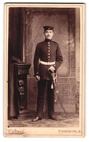 Fotografie C. Stenzel, Strassburg i. El., Rabenplatz 5, Portrait Soldat in Uniform mit Säbel und Portepee, Krätzchen
