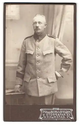 Fotografie Hallbergs Atelier, Halmstad, Storgatan 33, Portrait österreichischer Soldat in Feld Uniform Rgt. 16