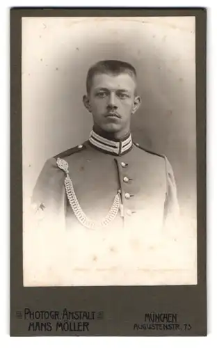 Fotografie Hans Möller, München, augustenstr. 75, Soldat in Garde Uniform mit Schützenschnur, Ärmelabzeichen Signaltrupp
