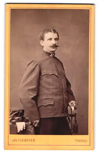 Fotografie Jgn. Fleissner, Tachau, Portrait österreichischer Soldat in Uniform mit Degen, Tschako