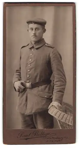 Fotografie Paul Bethge, Fürstenberg a. O., Wilhelmstr. 7, Portrait preussischer Soldat in Feldgrau Uniform mit Krätzchen