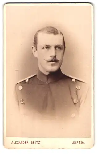 Fotografie Alexander Seitz, Leipzig, Pfaffendorferstr. 16, Portrait Solda in Chevauleger Uniform mit Zwirbelbart