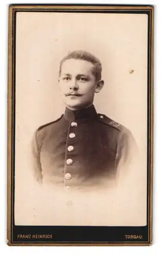Fotografie Franz Heinrich, Torgau, Schloss-Str. 476, Portrait junger Soldat in Uniform Rgt. 72