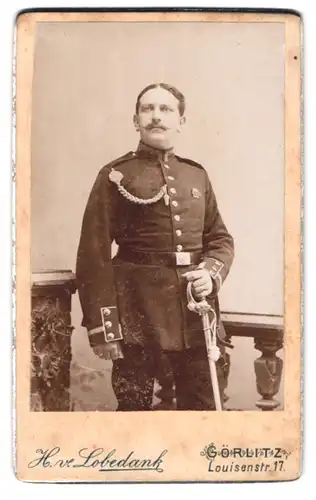 Fotografie H. v. Lobedank, Görlitz, Louisenstr. 17, Portrait Ufz. Uniform mit Orden und Schützenschnur, Säbel Portepee
