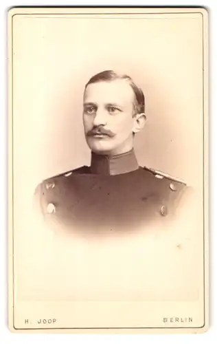 Fotografie H. Joop, Berlin, Potsdamer Platz, Portrait Soldat in Uniform mit Schulterklappen