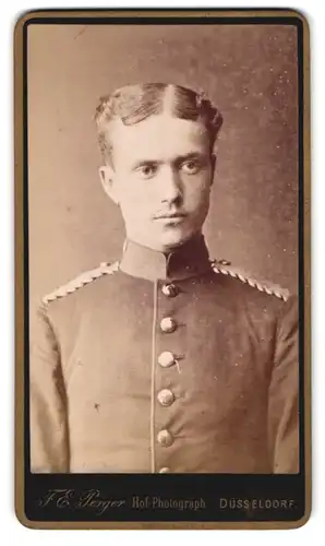 Fotografie F. E. Perger, Düsseldorf, Stadtbrücke 9, Portrait Einjährig-Freiwilliger in Uniform mit Mittelscheitel